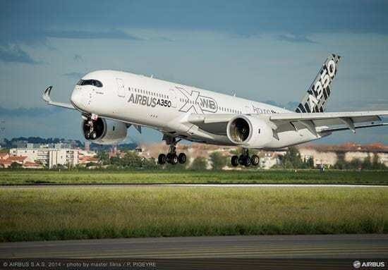 Avião AirBus A350 branco partindo de aeroporto. Continue lendo nosso post sobre impressão de peças finais em 3D